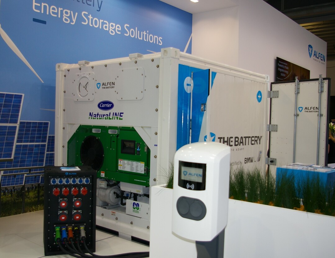 Batterie mit Ladesäule von Alfen.