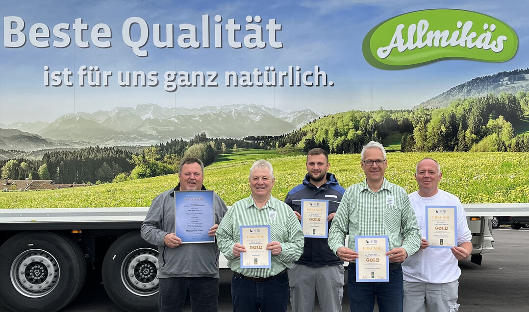 Stolz auf die Medaillen und Urkunden sind: (v.l.n.r.) Hubert Dennenmoser, Roland Schugg, Daniel Kiechle, Andreas Sepp, Klaus Bihler, auf dem Bild fehlen: Klaus Köppen, Nico Prestel.