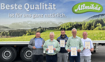 Stolz auf die Medaillen und Urkunden sind: (v.l.n.r.) Hubert Dennenmoser, Roland Schugg, Daniel Kiechle, Andreas Sepp, Klaus Bihler, auf dem Bild fehlen: Klaus Köppen, Nico Prestel.