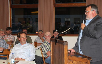 Stefan Mayer, Betriebsleiter vom Schongauer Werk, stellte die Hochland-Gruppe vor. Im Bild vorne links Robert Fink, Vorstand der Allg�uland eG.