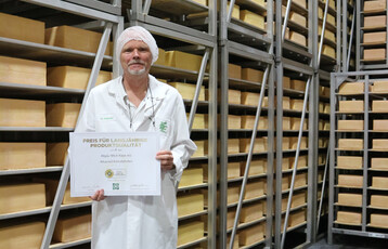 Die Allg�u Milch K�se eG aus Altusried-Kimratshofen wurde vom Testzentrum Lebensmittel der DLG (Deutsche Landwirtschafts-Gesellschaft) zum achten Mal mit dem �Preis f�r langj�hrige Produktqualit�t� geehrt. Betriebsleiter Wolfgang Petersen freut sich �ber die Urkunde.