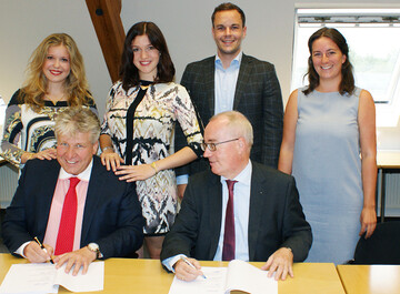 Vertragsunterzeichnung durch Karl Allgaier und Rainer Schuler (v. l. n. r.). Mit dabei die n�chste Generation: Alexandra und Patricia Allgaier, sowie Magnus und Klara Schuler (hinten v. l. n. r.)