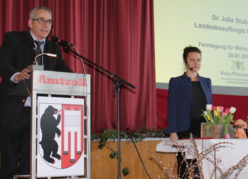 Albrecht Siegel, Leiter Landwirtschaftsamt Ravensburg, hier im Bild mit Referentin Dr. Julia Stubenbord, Tierschutzbeauftragte des Landes Baden-W�rttemberg, die die Betriebe auf den neuesten Stand in Sachen Anbindehaltung brachte.
