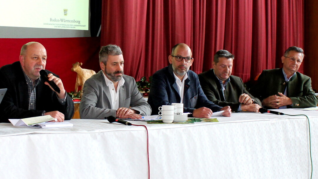 Unter dem Thema �Zukunftskonzepte aus Sicht von regionalen Molkereien und Milcherzeugern� diskutierten (von links) Marcel Renz (EMBA), Norbert Holzer (Hochland), Michael Welte (Allg�uer Emmentalerk�serei Leupolz), Reinhold Stangl (Gropper),  und Jakob Niedermaier (MVS Milchvermaktungs- GmbH) wie die Wertsch�pfung verbessert werden kann.