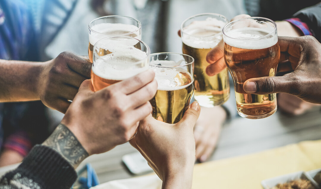 Prost! Alkohol spielt im gesellschaftlichen Miteinander seit Jahrtausenden eine Rolle.