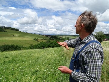 Anton Scheidel auf seinem Linsen-Feld. Im Hintergrund ist auf dem gegen�berliegenden Berghang
sein Hof zu sehen.