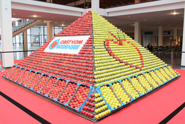 Die Apfelpyramide im Foyer zum Messeeingang ist l�ngst zum Markenzeichen der Fruchtwelt Bodensee geworden. 