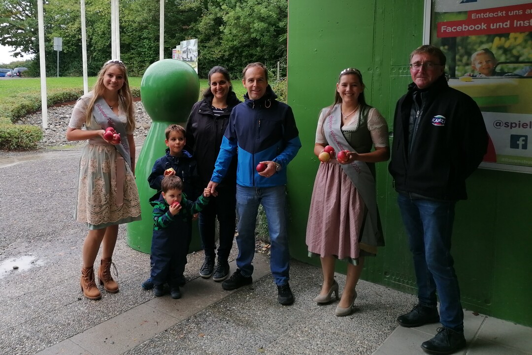 Verteilaktion der Obstbauern vom Bodensee im Spieleland in Meckenbeuren.