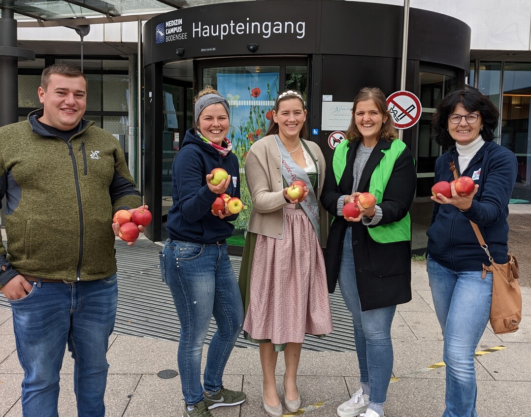 Verteilaktion der Obstbauern vom Bodensee am Klinikeingang in Ravensburg.