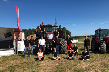 Blicken dem Neubau zuversichtlich entgegen: Die Belegschaft der Argo GmbH mit dem Burgoberbacher B�rgermeister Gerhard Rammler. 