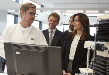 Arla CEO Peder Tuborgh und Kronprinzessin Mary Elizabeth von D�nemark beim Rundgang durch das Labor.