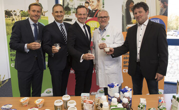 Dr. Volker Wissing (Bildmitte), rheinlandpf�lzischer Minister f�r Wirtschaft, Verkehr, Landwirtschaft und Weinbau, bei seinem Besuch im Arla Werk in Pronsfeld.
