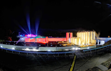 Highlight des Abends war eine zehnmin�tige Light-Show und die Illumination des Werksgel�ndes in verschiedenen Farben mit musikalischer Untermalung.