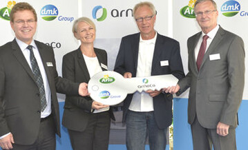 �bergeben den Schl�ssel zur neuen ArNoCo Produktionsst�tte in Nordhackstedt an Peder Tuborgh (CEO Arla Foods/links) und Dr. Josef Schweiger (Sprecher der Gesch�ftsf�hrung DMK Group/rechts): Christine Holt von der Firma SPX und Architekt Peter Klinck.