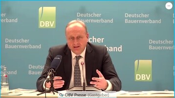 Für das abgelaufene landwirtschaftliche Wirtschaftsjahr hat der Präsident des Deutschen Bauernverbandes, Joachim Rukwied, eine nüchterne Bilanz gezogen: Die wirtschaftliche Lage der deutschen Landwirte war durchwachsen, die Situation auf vielen Höfgen ist extrem angespannt.