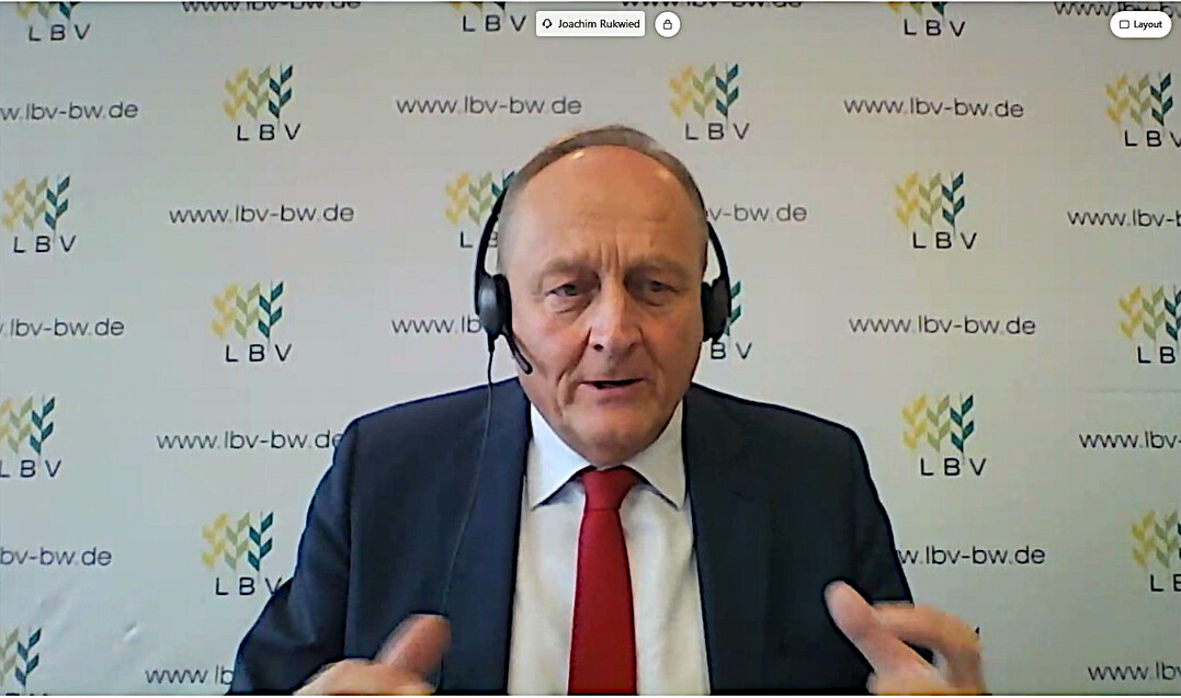 LBV-Präsident Joachim Rukwied bei der Vorstellung der Betriebsergebnisse: „Die Unternehmensergebnisse der landwirtschaftlichen Haupterwerbsbetriebe in Baden-Württemberg in den unterschiedlichen Sparten schwanken stark. Veredelung und Obstbau konnten kurzfristig von einer dringend notwendigen Einkommenssteigerung profitieren, die Aussichten im aktuellen Wirtschaftsjahr sind allerdings düster.“