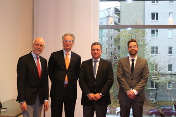 Am 10.November pr�sentierte Arysta sein Produktportfolio in Frankfurt am Main (von links): Dr. Henning G�tzke, Leiter des deutschen Arysta-Teams, Hildo Brilleman, Leiter des L�nderbereichs Nordwest-, Mittel- und Osteuropa, Dr. Jos� Nobre, CEO und Pr�sident Arysta LifeScience Europa, Naher Osten und Afrika, Dr. Jan Wunderle, Marketing Manager Deutschland.