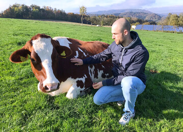 Er kennt die Namen und Eigenheiten aller K�he des Hofes: Jonas Klein mit einer seiner Lieblingsk�he.