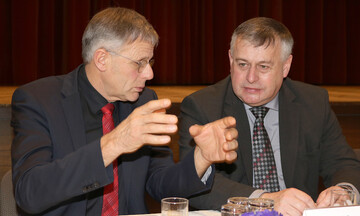 Meinungsaustausch beim Bauerntag zwischen Kreisvorsitzendem Gerhard Glaser (l.) und DBV-Vizepr�sident Walter Heidl.