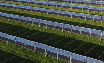 So eine Agri-PV-Anlage erm�glicht eine gleichberechtigte Doppelnutzung der landwirtschaftlichen Lebensmittelproduktion bei gleichzeitiger Stromerzeugung. F�r die Energiepark Neusa� II GmbH ist eine bifaziale (beidseitig nutzbar), senkrecht stehende Anlage in Ost-West-Ausrichtung geplant.