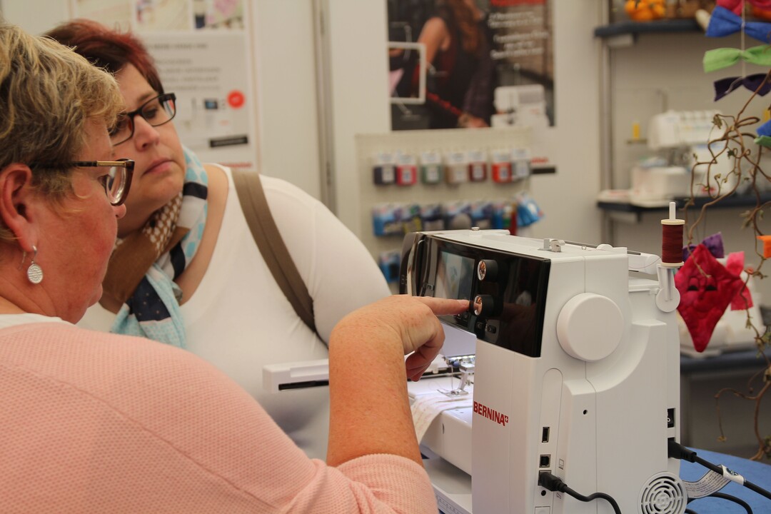 Ambitionierte Schneiderinnen finden im Gewerbezelt das passende Handwerkszeug.