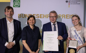 Die Parlamentarische Staatssekret�rin Dr. Manuela Rottmann (2.v. links) �berreicht gemein-sam mit DLG-Pr�sident Hubertus Paetow (links) im Beisein der Hessischen Milchk�nigin Anne Schmauch Urkunde und Medaille an den Gesch�ftsf�hrenden Vorstand Martin Boschet.