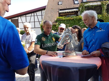 Gerne kam der sympathische Olympiasieger der Vielseitigkeit den Autogrammw�nschen der Pferdehalter nach. 