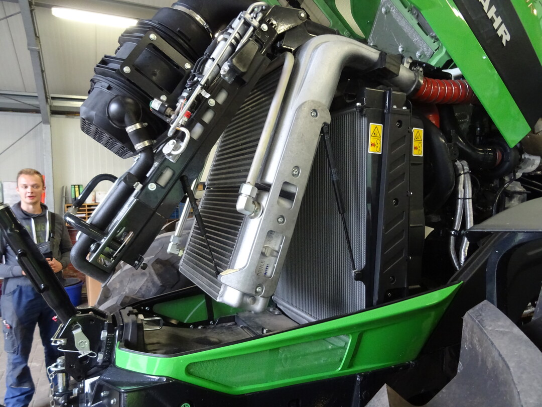 Zur Reinigung der Kühler lassen sich die einzelnen Elemente beim Deutz-Fahr 7250 TTV sehr weit aufstellen.
