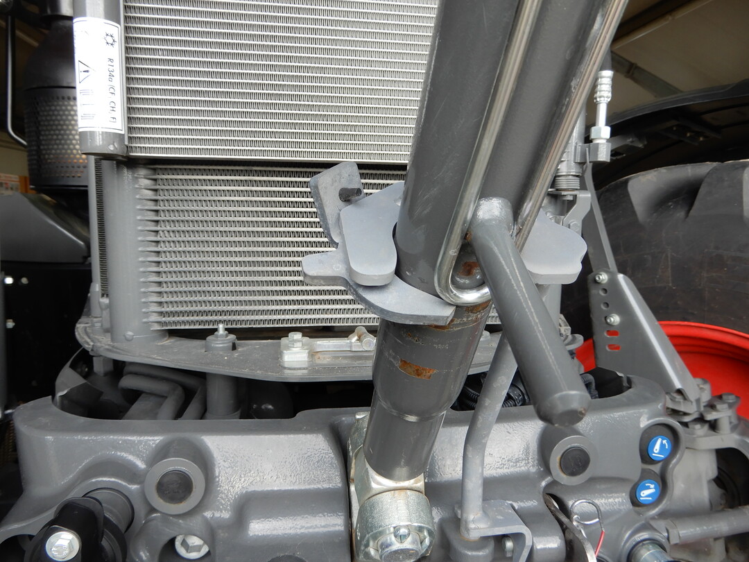 Einfach und genial: Die Halterung des Oberlenkers der Fronthydraulik am Fendt 826 S4 Vario verriegelt sicher ohne zusätzliche Splinte stecken zu müssen.