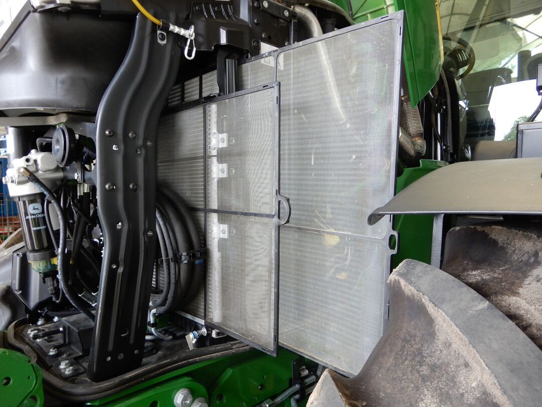 Schnelle Reinigung auf dem Feld möglich: Durch die herausziehbaren Schutzsiebe beim John Deere 6215R AutoPowr ist die Reinigung der Kühler einfach und der gröbste Dreck kann leicht entfernt werden.
