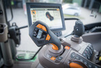 Der Joystick CommandPro beim John Deere 6110R AutoPowr liegt super in der Hand und bietet zahlreiche Fahrmöglichkeiten. Die 11 Tasten können für jeden Fahrer individuell belegt werden.