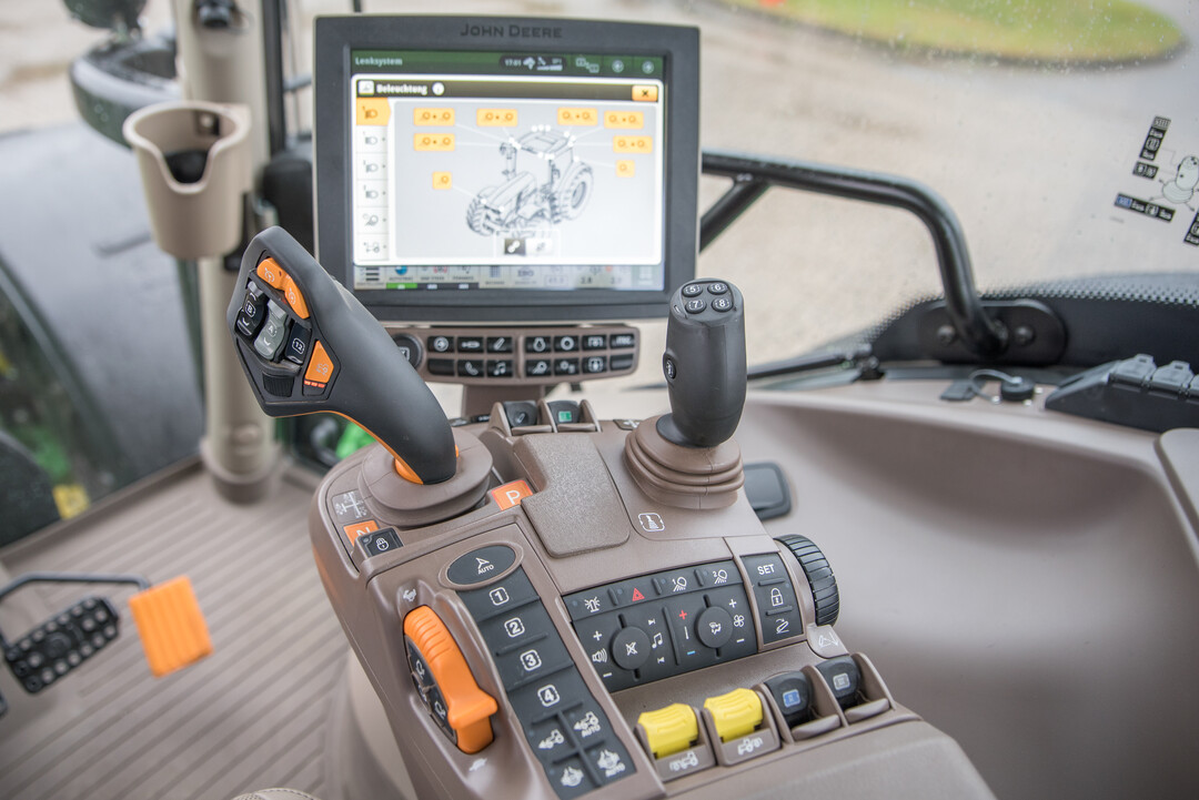 Der Joystick CommandPro beim John Deere 6215R AutoPowr liegt super in der Hand und bietet zahlreiche Fahrmöglichkeiten. Die 11 Tasten können für jeden Fahrer individuell belegt werden.