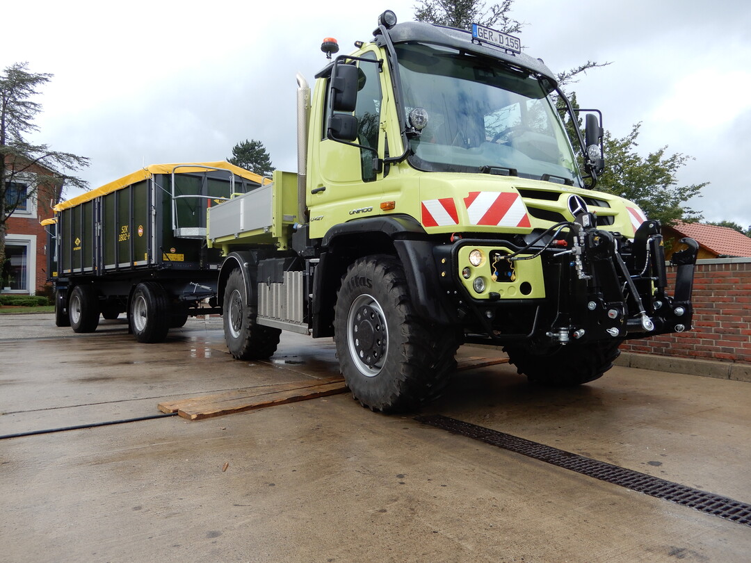 Der Unimog ist ein Transportspezialist: Sowohl in der Solofahrt, als auch beim Ziehen der zwei 18-Tonnen-Anhänger hat er niedrige Dieselverbräuche eingefahren.