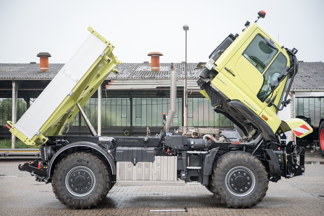 Klappmesser: Für sämtliche Wartungen am Antriebsstrang lässt sich die Kabine des U427, mittels Handpumpe, hydraulisch kippen. Erst nach 1.400 Stunden (!) ist das Motoröl zu wechseln.