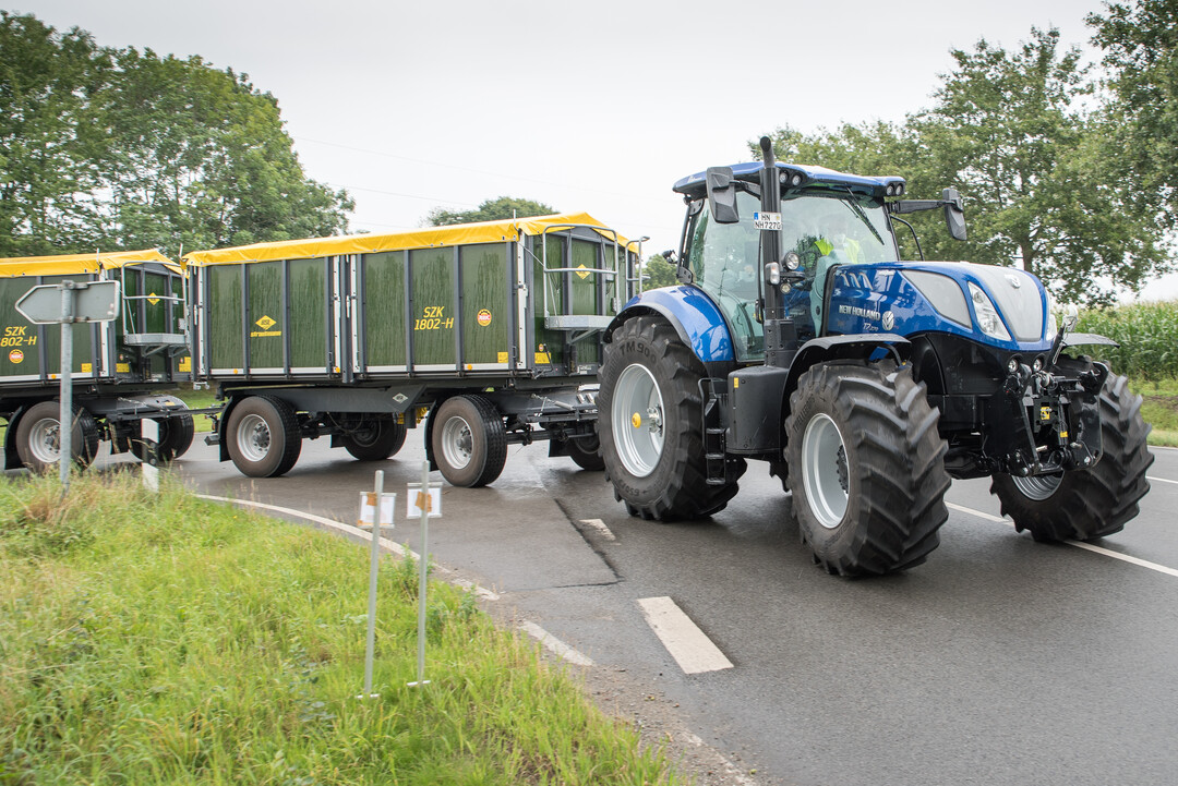 Alle Testschlepper mussten zur Ermittlung des Dieselverbrauchs die festgelegte Rundstrecke mit zwei beladenen Anhängern abfahren. Der New Holland T7.270 AutoCommand belegte dabei den zweiten Platz.