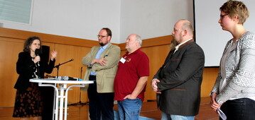 Bei der Vermarktung vor Ort tut sich einiges: Das Bild zeigt (v.l.) Moderatorin Petra Schmettow im Gespr�ch mit Ingo Hiller, R�mersteinm�hle; Roland Waldi, Kraichgaukorn; Frank Geiselhart, Albkorn und Michaela Frech, Lichtensteinm�hle und Albgemacht. 