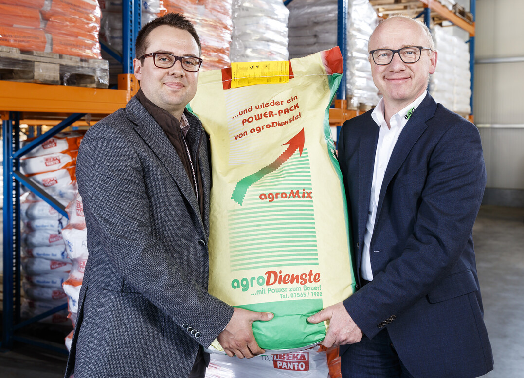 Neue Kooperation im Futtermittelgesch�ft: BAG-Vorstand Hubert Br�hm und Gesch�ftsf�hrer Philipp Haas von agroDienste in Aichstetten.