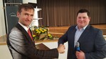 Vorsitzender Tobias Briem (rechts) dankt Prof. Dr. Enno Bahrs für sein Hauptreferat beim Kreisbauerntag Esslingen 2017.