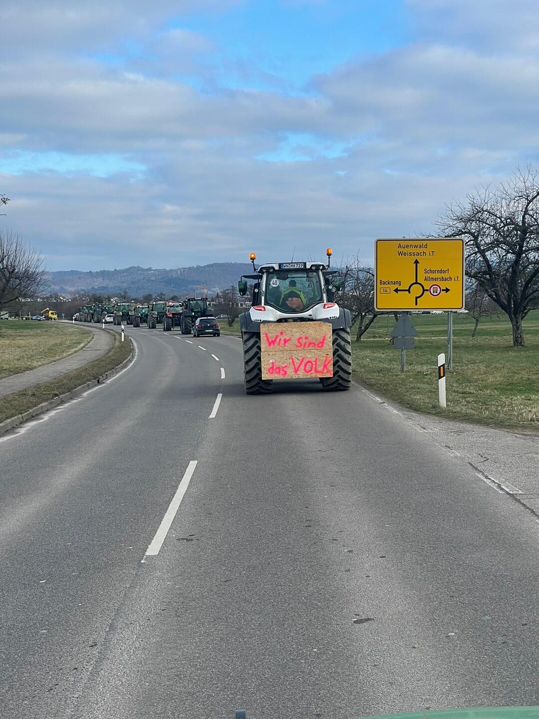 Die Kreisbauernverbände und Ortsgruppen haben von Mahnwachen, Kundge¬bungen, über Schlepperrundfahrten bis hin zu großen Sternfahrten viele unterschiedli¬che Protestaktionen organisiert.
