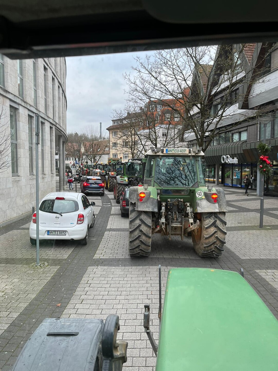 Die Kreisbauernverbände und Ortsgruppen haben von Mahnwachen, Kundge¬bungen, über Schlepperrundfahrten bis hin zu großen Sternfahrten viele unterschiedli¬che Protestaktionen organisiert.