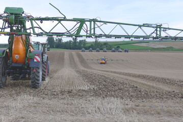 Mit der Anh�ngespritze UX bietet Amazone eine kompakte Spritze mit vergleichsweise geringem Gewicht und niedrigem Schwerpunkt. Die UX-Familie besteht aus f�nf Anh�ngespritzen, die sich durch die verschiedenen Beh�ltergr��en voneinander unterscheiden. Die Gr��e des Beh�lters ist zwischen 3600 Litern Istvolumen bei der UX 3200 bis 12.000 Litern bei der UX 11200 w�hlbar. Amazone zeigte in Langenau die GPS-gest�tzte Teilbreitenschaltung.