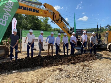 Beim Spatenstich in N�rtingen (von links): Bernd Buck (BayWa), Bernd Schwartz (Stadt N�rtingen), Daniel Weeber (BayWa), Dr. Johannes Fridrich (OB von N�rtingen), Gerd Mezger, Sascha H�bener, Harry Schempp� und Steffen Schurr (alle BayWa) und Bernd Seufert (Baufirma Haschke).