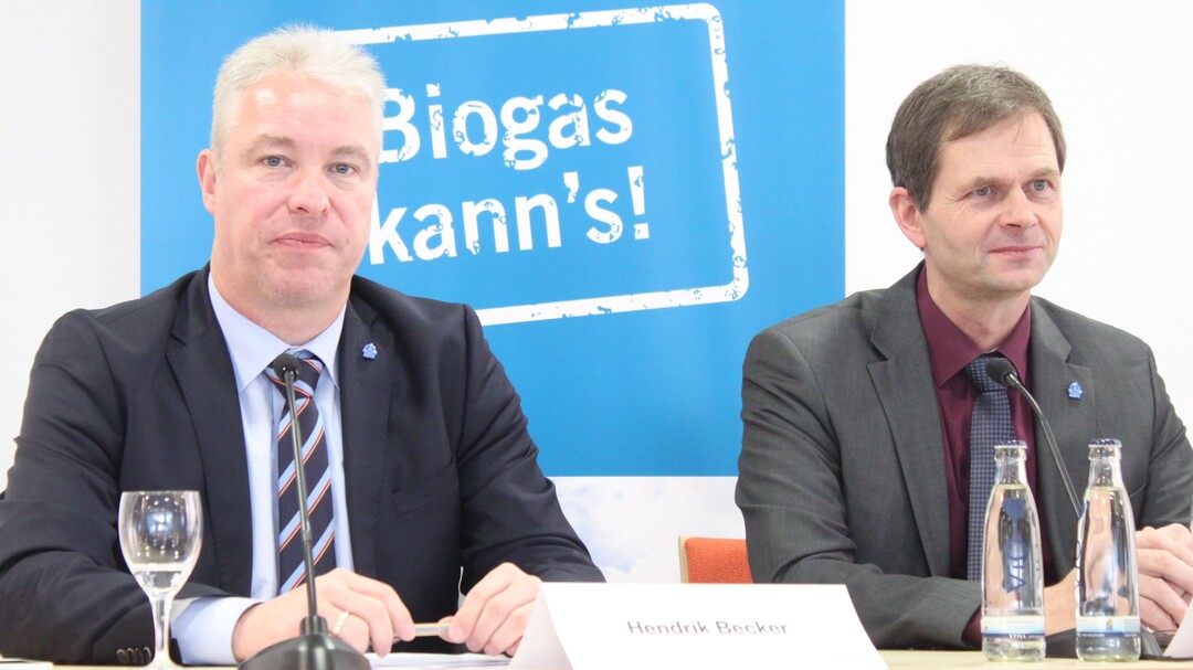 Vizepräsident Hendrik Becker (l.) und Präsident des Fachverbandes Biogas Horst Seide betonten die Rolle von Biogas durch die Bereitstellung von Strom, Wärme und Biomethan.