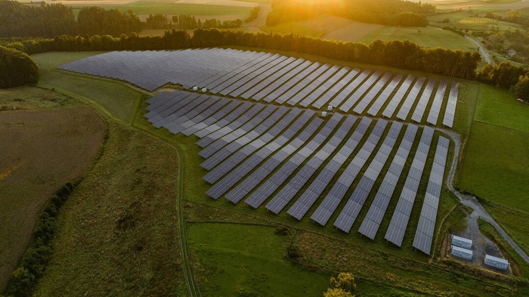 Luftaufnahme des Solarparks Rickertsreute in Heiligenberg, unten rechts zu sehen die drei Container des Batteriespeichersystems.