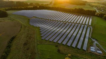 Luftaufnahme des Solarparks Rickertsreute in Heiligenberg, unten rechts zu sehen die drei Container des Batteriespeichersystems.