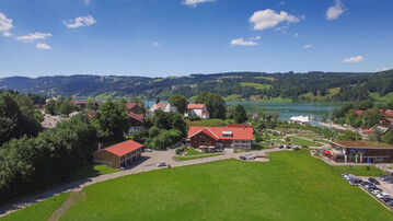 Familie Hierl hat ihren Betrieb auf mehrere Standbeine ausgebaut: Neben der�klassischen Landwirtschaft sorgen das Hotel Garni und die Parkplatzvermietung f�r Umsatz.