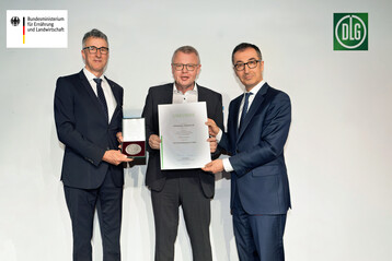 Bundesminister Cem �zdemir �berreicht die Urkunde und Medaille gemeinsam mit DLG-Vizepr�sident Ren� D�belt an Martin Boschet.