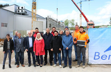 Anl�sslich des neuen Erweiterungsbaus lud Inhaber Karl-Georg Ge�ler am 16. April zum versp�teten Spatenstich ein. Unter den G�sten waren zahlreiche Vertreter der am Projekt beteiligten Firmen, des Bauamtes sowie Gemeinde- und Ortschaftsr�te.