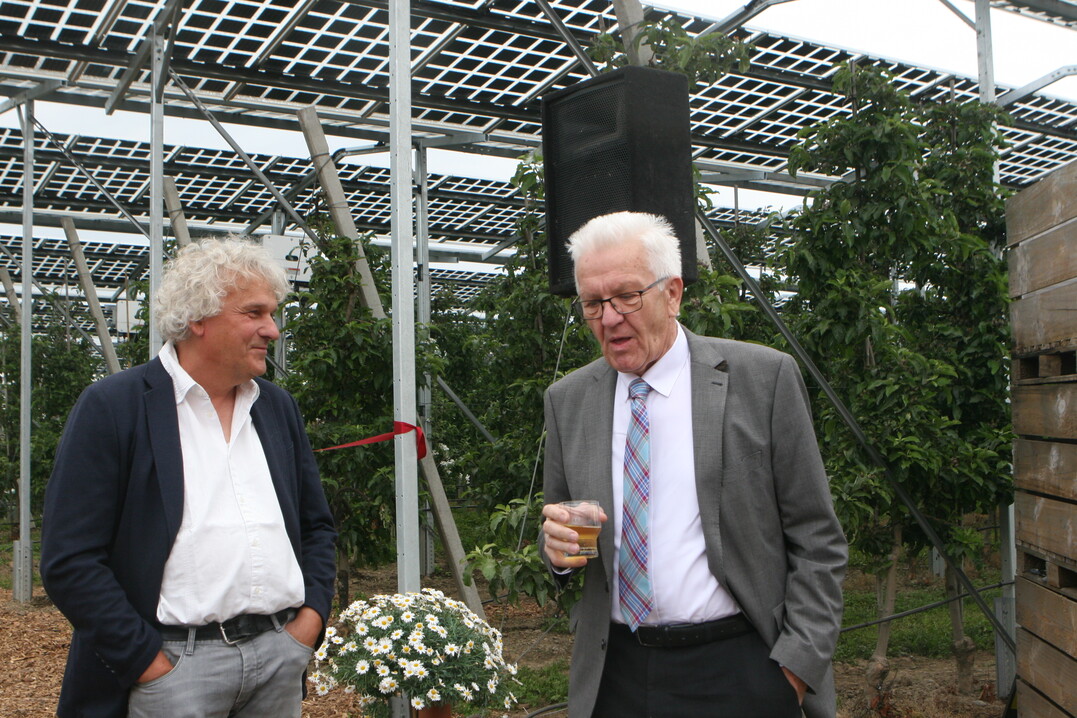 Mit dem Ministerpr�sidenten im Gespr�ch: Dr. Ulrich Mayr vom KOB Bavendorf betreut die Anlage in Kressbronn unter wissenschaftlichen Aspekten.