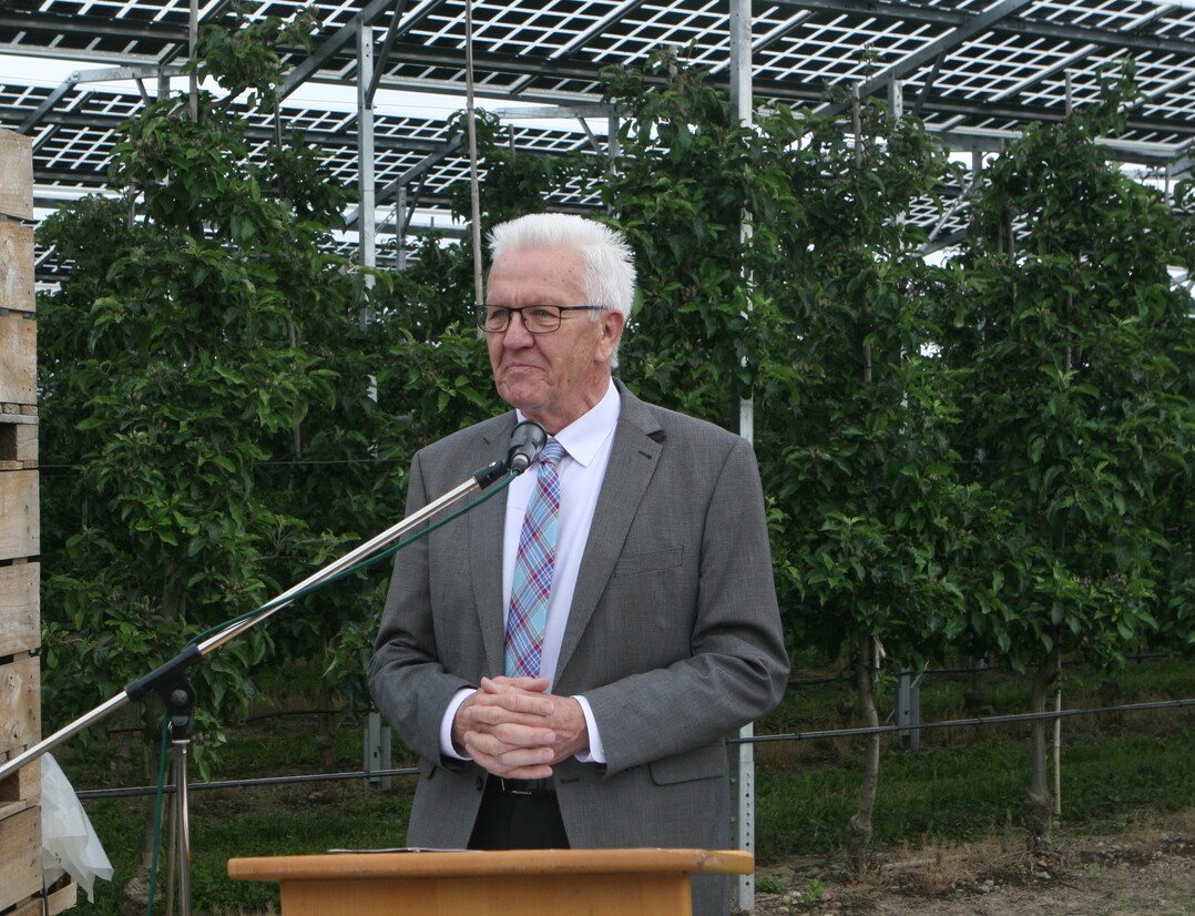 Ministerpr�sident Winfried Kretschmann sieht in Agri-PV-Anlagen eine gro�e Chance durch die Doppelnutzung der Fl�che.